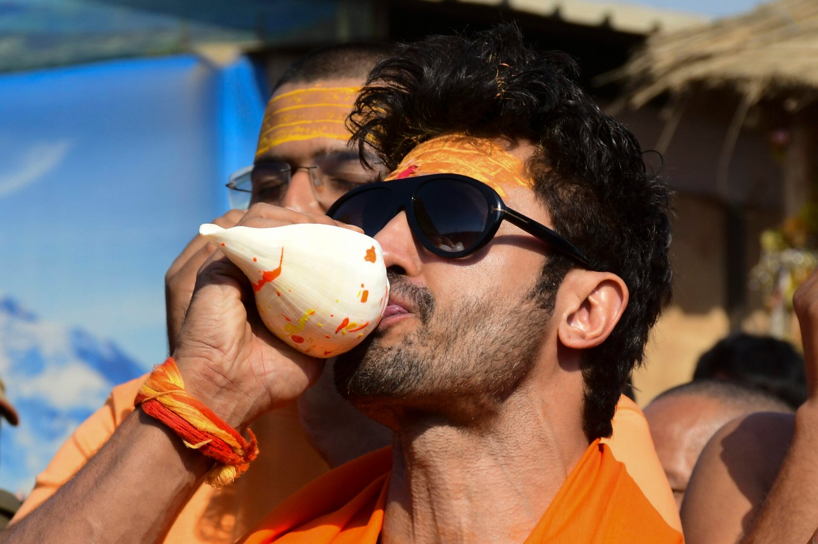  Vidyut Jamwal Visits Maha Kumbh, Calls It Divine