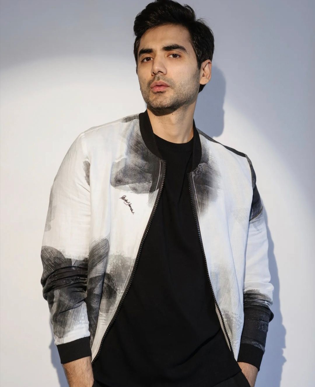  Ishwak Singh's Big Screen Debut in 'Tumko Meri Kasam' Looks Promising